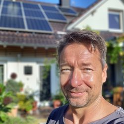 "Von der Beratung bis zur Inbetriebnahme war alles perfekt. Die Anlage funktioniert einwandfrei und wir freuen uns über unseren selbst produzierten Strom!" - Gerhard B.