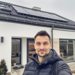 "Unsere neue PV-Anlage hat unsere Stromrechnung erheblich gesenkt und die Installation verlief reibungslos. Wir sind sehr zufrieden und können es nur weiterempfehlen!" - Markus L.