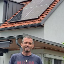 "Seit der Installation unserer PV-Anlage haben wir keine Probleme gehabt. Die Leistung ist konstant und die Einsparungen sind bemerkenswert!" - Johann Z.